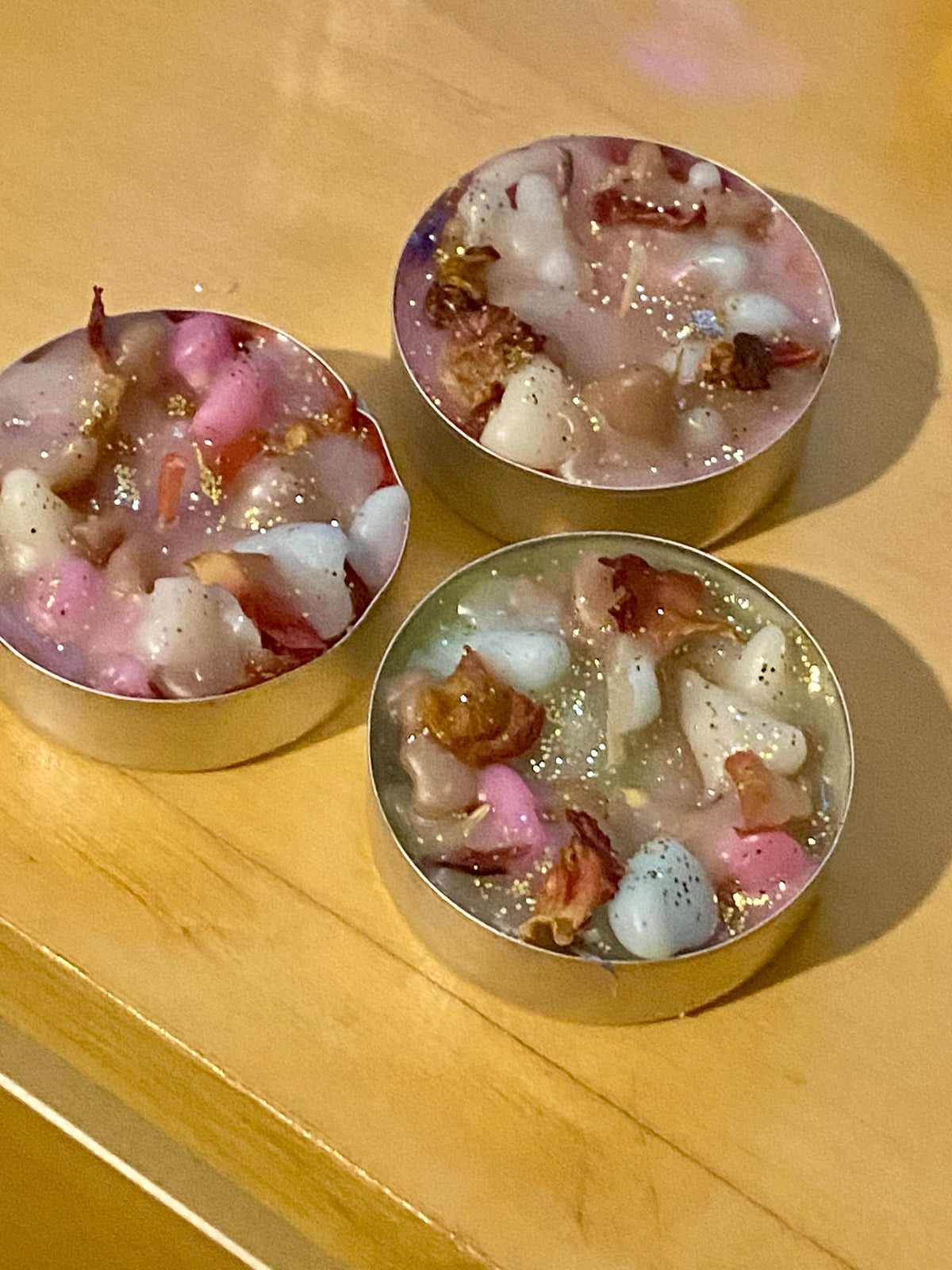 Handmade botanical candles with rose petals and gold sparkle, perfect for gifting, rituals, or cosy home décor. Various pack sizes.