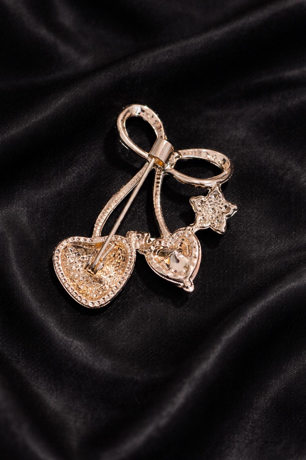 Crystal Heart Brooch – Red Heart Rhinestone. Pin, Romantic Jewellery, Love Brooch, Valentine’s Gift, Elegant Sparkle Accessory.