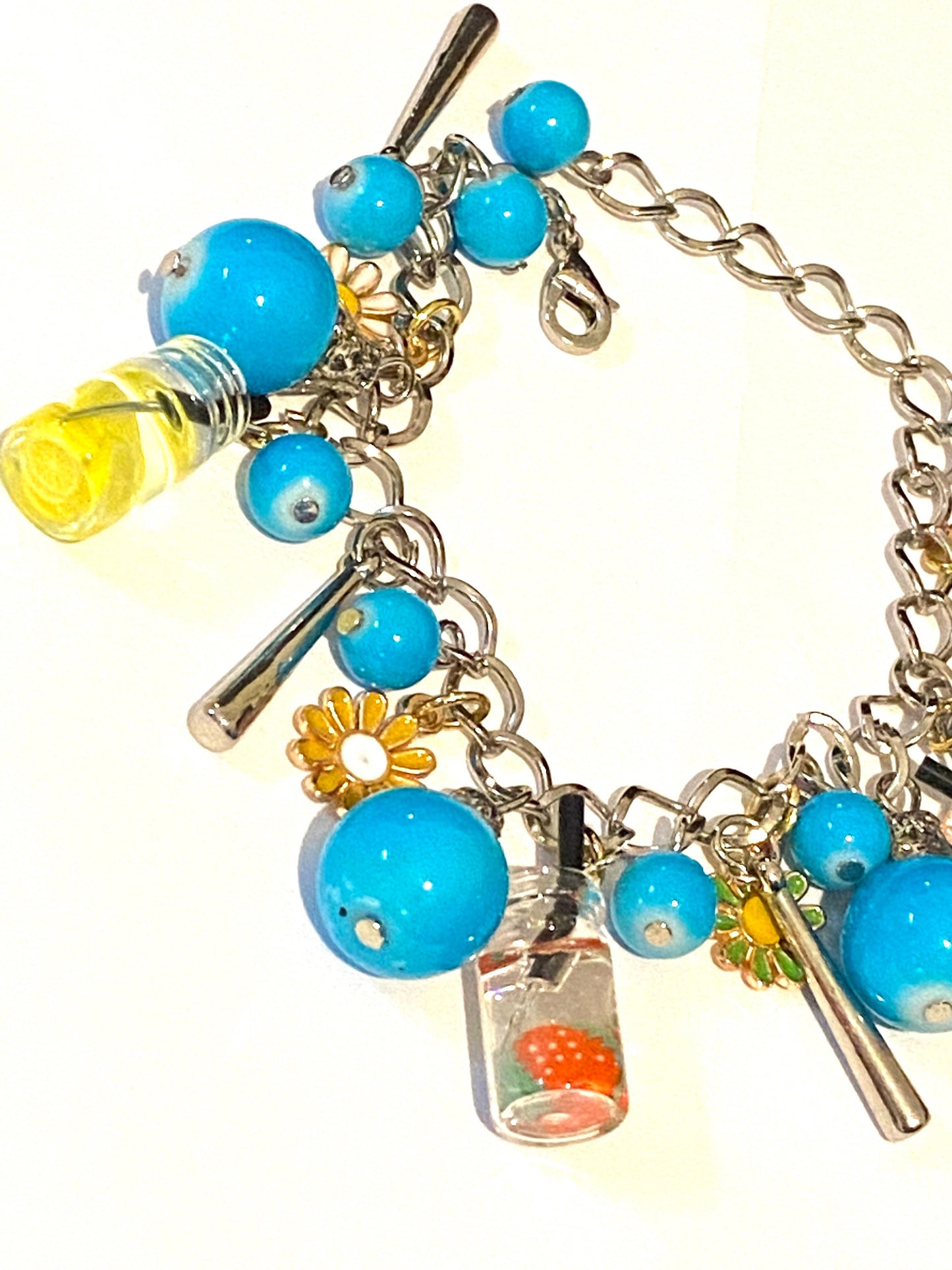 Ladies Women’s Pretty Blue Fashion Charm Bracelet.