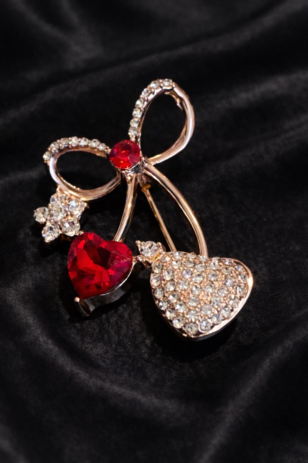 Crystal Heart Brooch – Red Heart Rhinestone. Pin, Romantic Jewellery, Love Brooch, Valentine’s Gift, Elegant Sparkle Accessory.