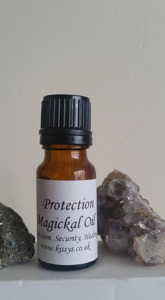 Kissys Protection Magickal Oil - Hoodoo - Wiccan - Magick - With Herbs and Roots.- Protection - Security and Healing